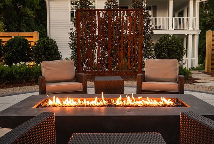 A Lawn-Free Oasis, Fire Features That Spark Joy, and Our Sip of the Season A Lawn-Free Oasis, Fire Features That Spark Joy, and Our Sip of the Season